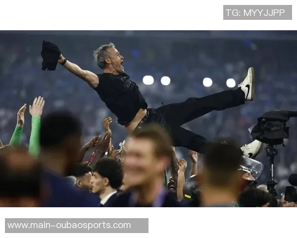 客场战胜巴萨罗腾盛赞恩里克碾压欧洲教练群雄 客场战胜巴萨罗腾盛赞恩里克碾压欧洲教练群雄