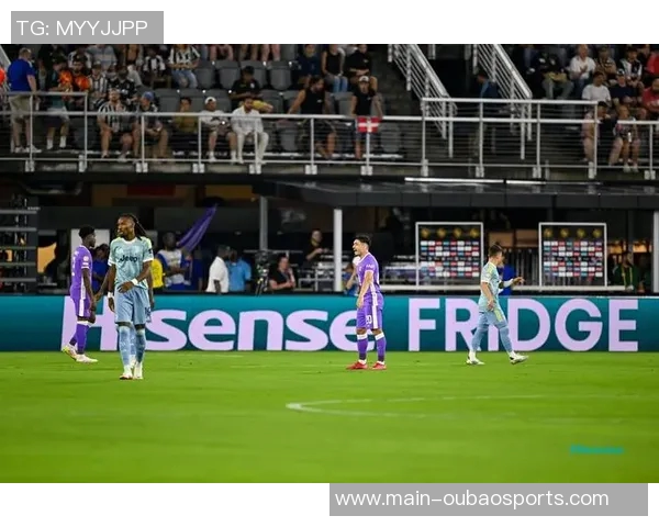 孔塞桑伊尔迪兹华丽过人连连挑战防线前者射门被挡精彩瞬间引发全场欢呼 孔塞桑伊尔迪兹华丽过人连连挑战防线前者射门被挡精彩瞬间引发全场欢呼